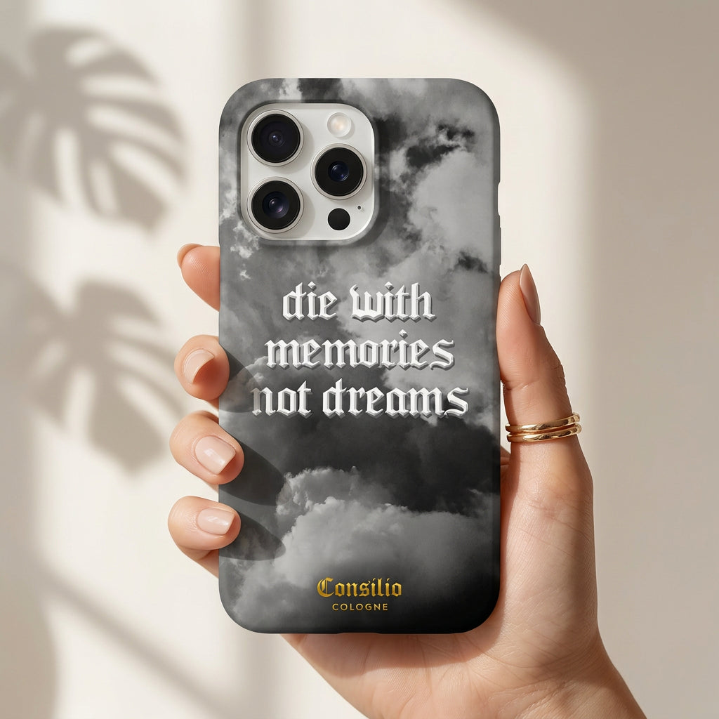 Die With Memories Case in der Hand gehalten